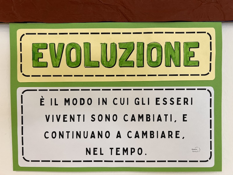 EVOLUZIONE Cartello appeso sotto al cartellone
