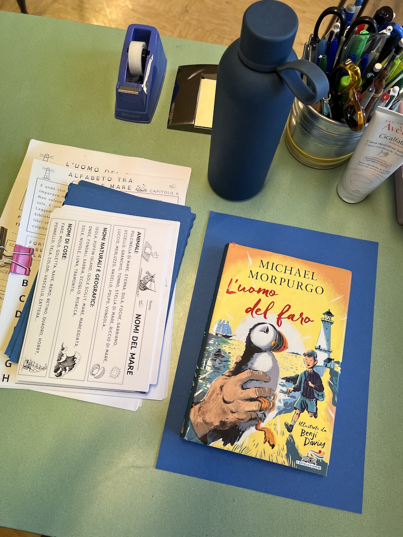 LIBRO_SCHEDE_CARTONCINI_SULLA CATTEDRA