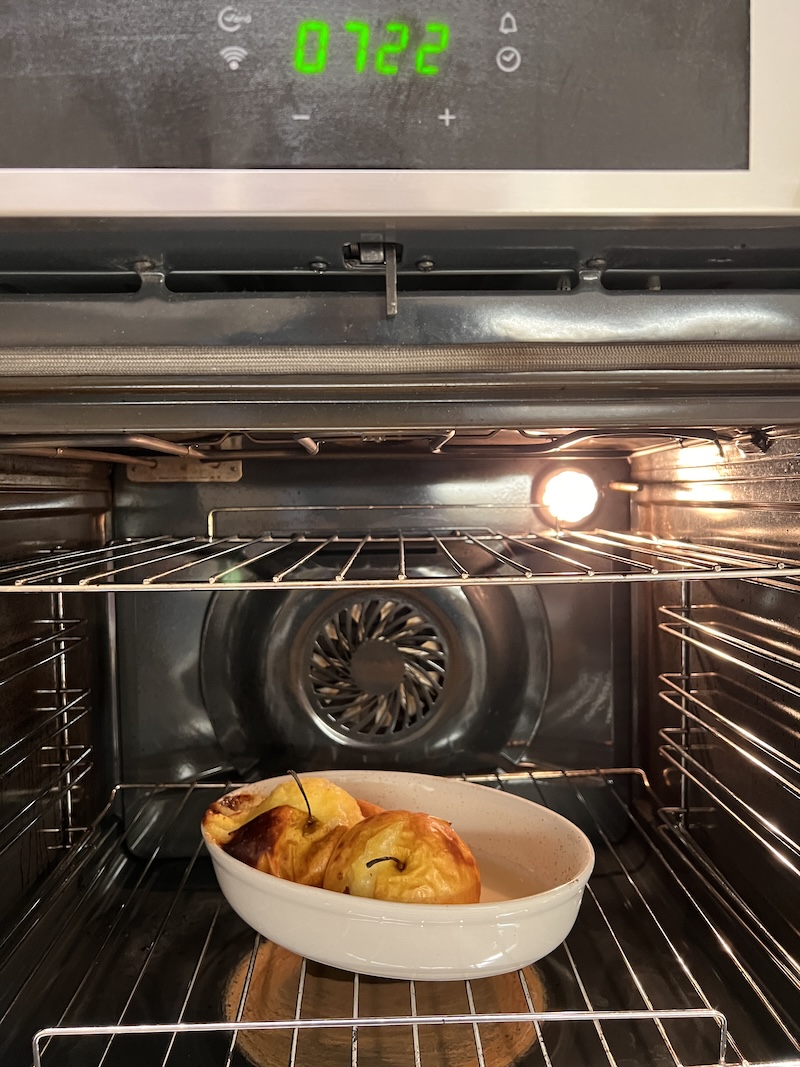 LE MELE CUOCIONO NEL MIO FORNO IL FORNO CON LE MELE COTTE