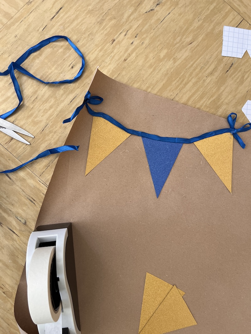 AL LAVORO LA CREAZIONE DEL CARTELLONE CHE RACCOGLIERà LE COPERTINE DIE LIBRI LETTI