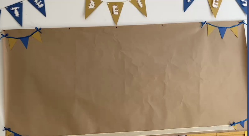 IL CARTELLONE APPESO IL CARTELLONE CHE DIVENTERà IL MURO DELLA LETTURA APPESO ALLA PARETE DEI TESTI