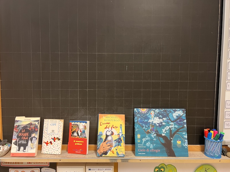 LIBRI_LETTI_POSATI_SULLA_LAVAGNA