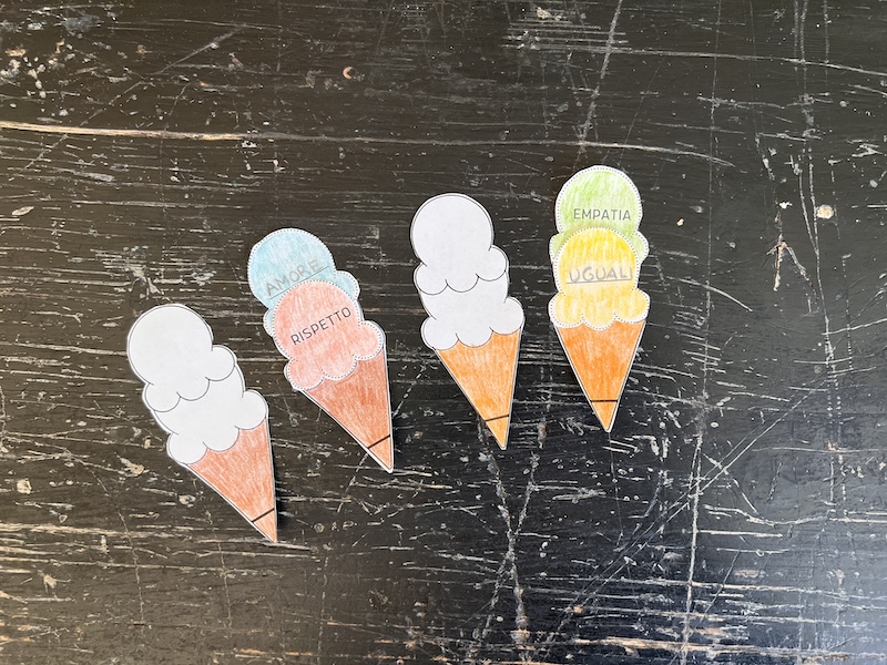 ALCUNI CONI COLORATI E ASSEMBLATI CONI GELATO DI CARTA RITAGLIATI